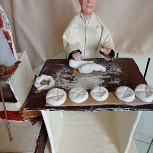 Camino a legna in cartapesta altezza 30 cm.